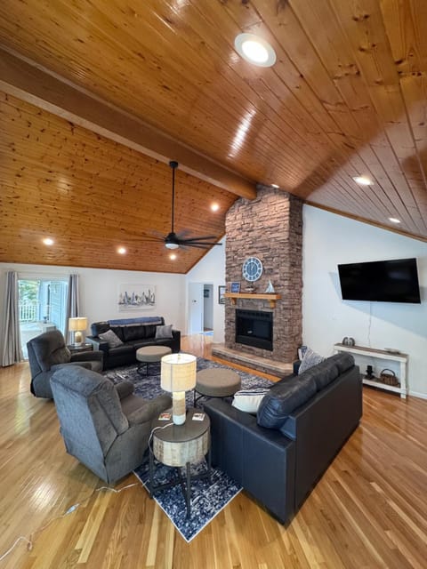 Communal lounge/ TV room, TV and multimedia, Living room, Seating area, Evening entertainment