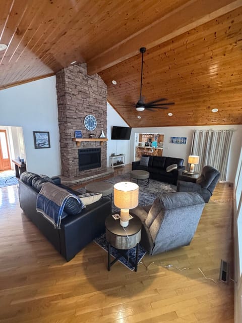 Communal lounge/ TV room, Bed, TV and multimedia, Living room, Photo of the whole room, Seating area, Evening entertainment