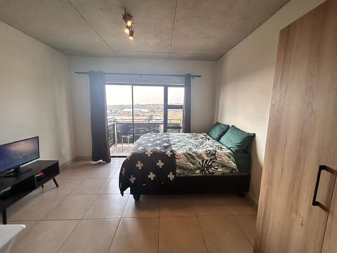 Bed, TV and multimedia, Living room, Photo of the whole room, Bedroom