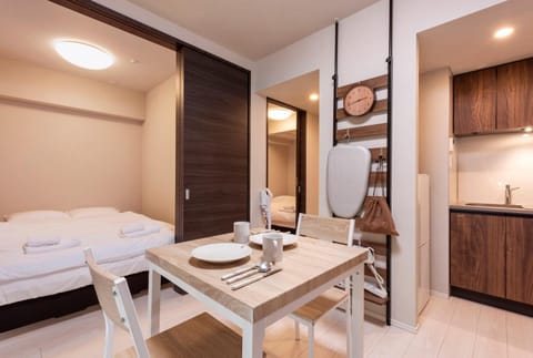 Bed, Kitchen or kitchenette, Dining area
