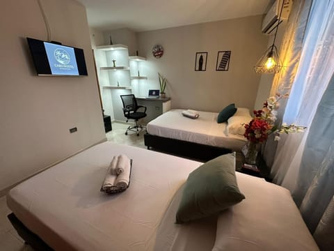 Bed, TV and multimedia, Photo of the whole room, Seating area, Bedroom, towels, air conditioner