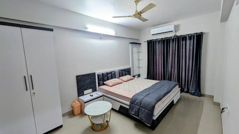 Bed, Photo of the whole room, Bedroom, wardrobe, air conditioner