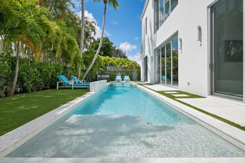 Luxury New Modern Beach Mansion in BEST Location! Villa in Jupiter