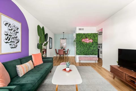 TV and multimedia, Living room, Decorative detail, Seating area