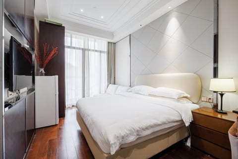 Bed, TV and multimedia, Photo of the whole room