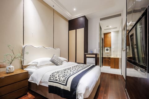 Bed, TV and multimedia, Photo of the whole room, wardrobe