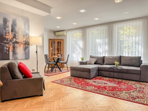 TV and multimedia, Living room, Seating area, Evening entertainment