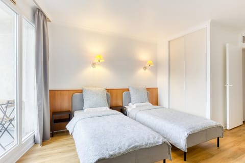 7mn walk to Metro, in ApartHotel Apartment in Puteaux