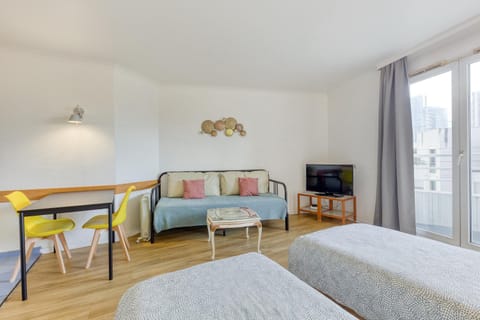 7mn walk to Metro, in ApartHotel Apartment in Puteaux