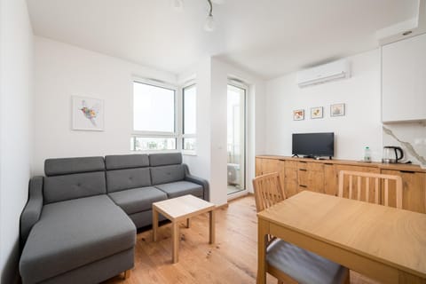 TV and multimedia, Kitchen or kitchenette, Living room, Seating area, Dining area