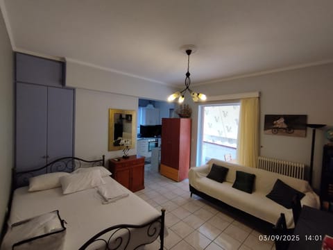 Bed, TV and multimedia, Kitchen or kitchenette, Living room, Photo of the whole room, Seating area, Bedroom, towels, wardrobe