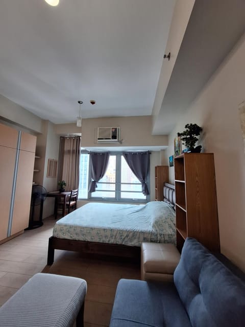 Bed, Seating area, Bedroom