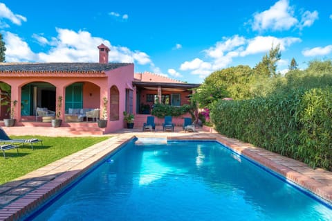Villa in Marbella with Private Pool & Panoramic Mountain Views Villa in San Pedro de Alcántara