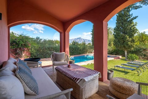Villa in Marbella with Private Pool & Panoramic Mountain Views Villa in San Pedro de Alcántara