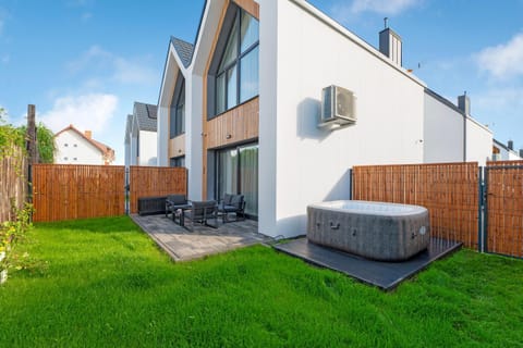 Property building, Spring, Day, Natural landscape, Hot Tub, Hot Tub, Garden view