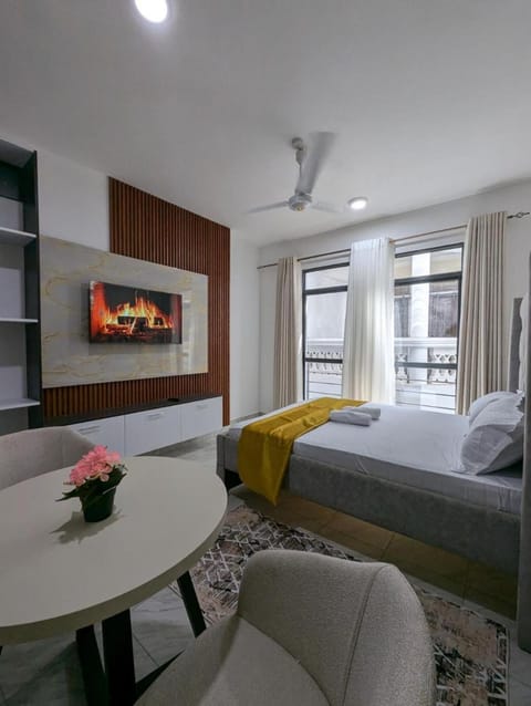 Bed, TV and multimedia, Living room, Photo of the whole room, Seating area, Bedroom