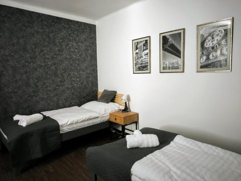 Bed, towels