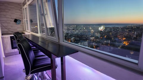 View (from property/room), Balcony/Terrace, City view, Lake view