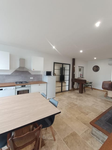 Kitchen or kitchenette, Dining area, oven