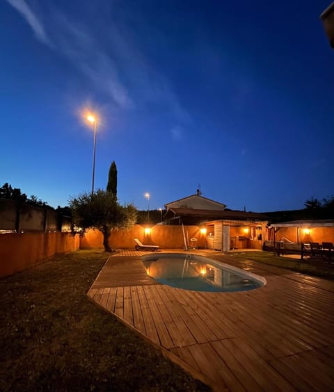 Night, BBQ facilities, Balcony/Terrace, Dining area, On site, Pool view
