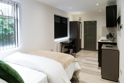 4x Studio Apartments for Contractors, Professionals and Families near Coventry University, City Centre, BHX & NEC Apartment in Coventry