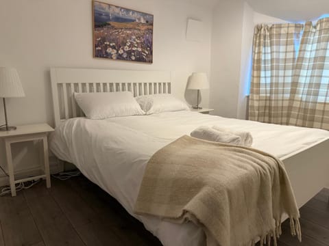 Cosy 3 Bedroom Home, Parking & Bus House in Oxford