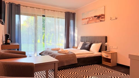 Bed, TV and multimedia, Photo of the whole room, Seating area, Bedroom