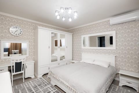 TV and multimedia, Photo of the whole room, Bedroom, internet, wardrobe, air conditioner