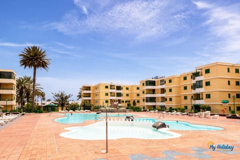Property building, Day, Pool view, Swimming pool, Location, sunbed