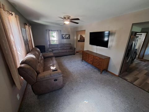 Communal lounge/ TV room, TV and multimedia, Living room, Seating area, Evening entertainment