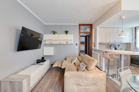 Communal lounge/ TV room, Game Room, TV and multimedia, Kitchen or kitchenette, Living room, Seating area, Dining area, oven, stove