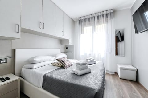 Bed, TV and multimedia, Photo of the whole room, Bedroom, towels