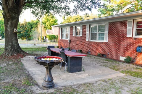 Patio, Day, Dining area