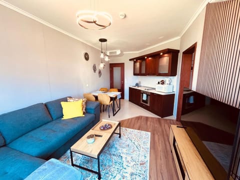 TV and multimedia, Kitchen or kitchenette, Photo of the whole room, Seating area