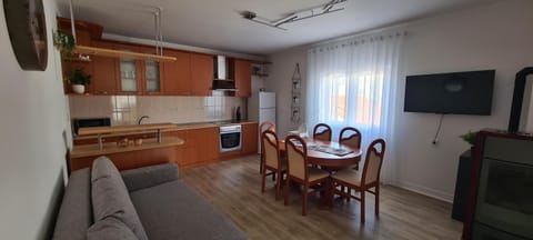 Communal lounge/ TV room, TV and multimedia, Kitchen or kitchenette, Seating area, Dining area, oven, stove