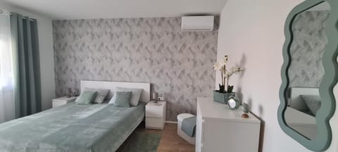 Bed, Photo of the whole room, Bedroom