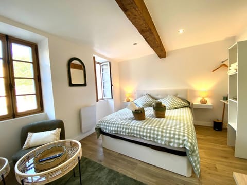 Photo of the whole room, Bedroom