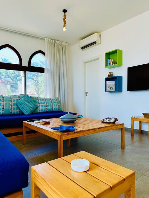 Communal lounge/ TV room, TV and multimedia, Living room, Seating area, Evening entertainment, air conditioner