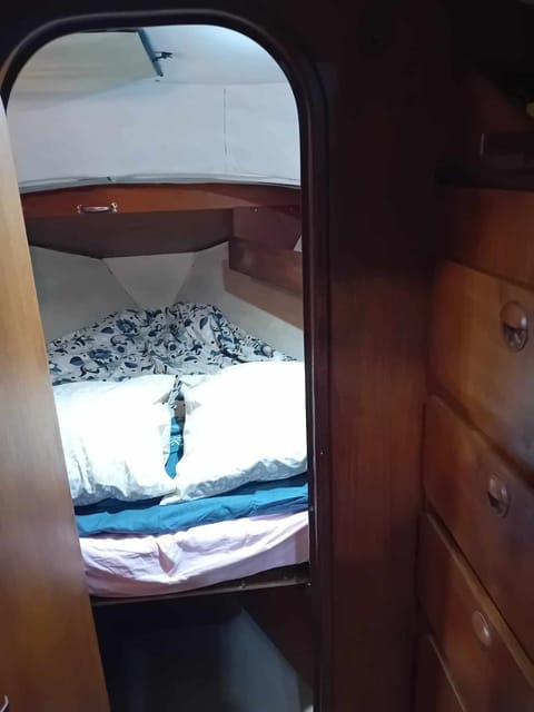 Bateau au port de Perros-Guirec Docked boat in Perros-Guirec