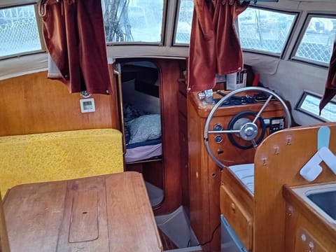 Bateau au port de Perros-Guirec Docked boat in Perros-Guirec