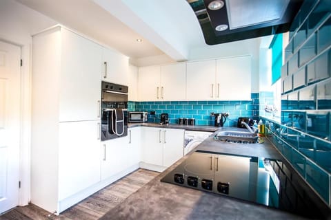 Halford House 3 Bed Town Centre Home from Home with Parking for 2 cars Prime Location Tamworth House in Tamworth