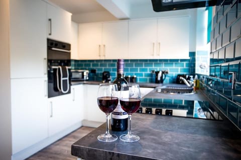 Halford House 3 Bed Town Centre Home from Home with Parking for 2 cars Prime Location Tamworth House in Tamworth