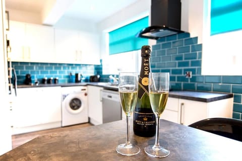 Halford House 3 Bed Town Centre Home from Home with Parking for 2 cars Prime Location Tamworth House in Tamworth