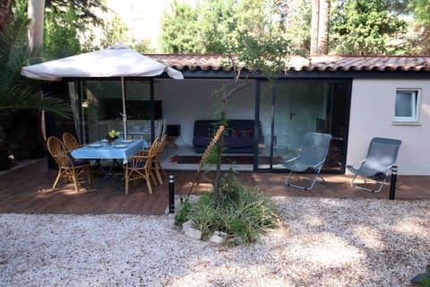 Property building, Balcony/Terrace, Seating area, Dining area