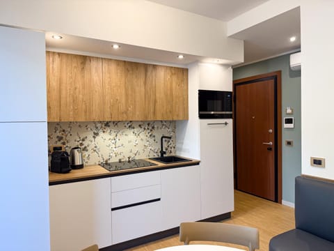Coffee/tea facilities, Kitchen or kitchenette, dishwasher, oven, stove