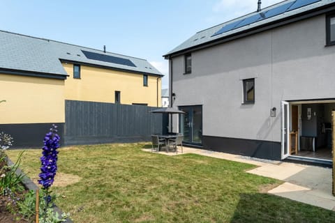 Modern Home in Dartmouth Private Parking & Garden House in Dartmouth