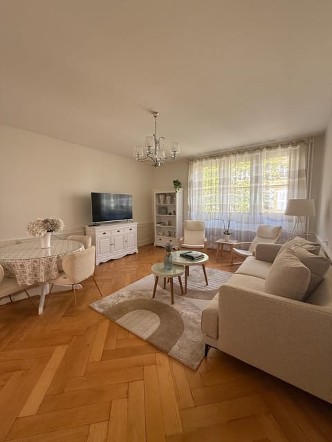 Communal lounge/ TV room, TV and multimedia, Living room, Seating area