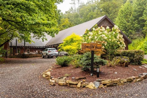 Property building, Spring, Day, Neighbourhood, Natural landscape, Garden, Garden view, Street view, Parking