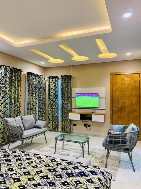 TV and multimedia, Living room, Seating area, Bedroom