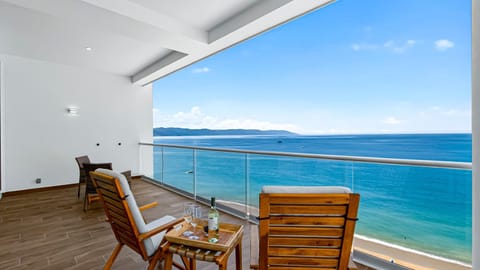 Day, View (from property/room), Balcony/Terrace, Seating area, Dining area, Beach, Sea view